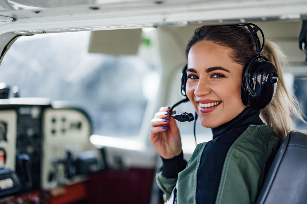 Femme pilote ambitieuse, préparant son équipement avant le décollage.