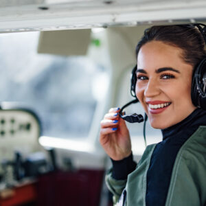 Femme pilote ambitieuse, préparant son équipement avant le décollage.